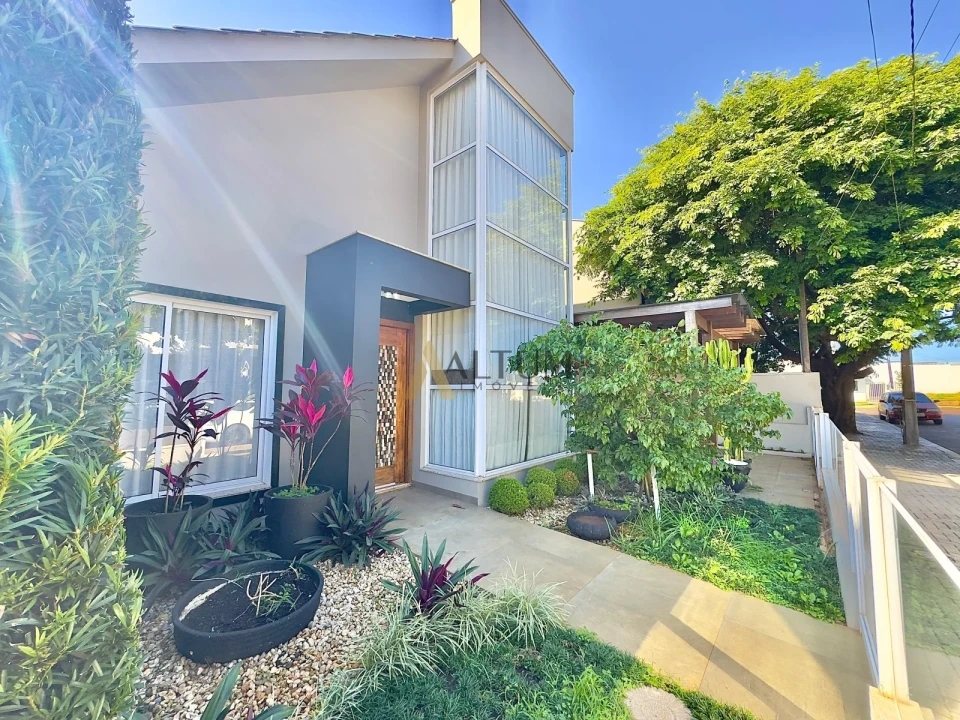 Sobrado Semi Mobiliado em condomínio fechado