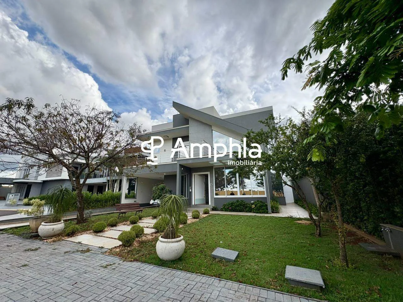 Casa semimobiliada com 4 dormitórios à venda, 300m² - Treviso, Cascavel-PR