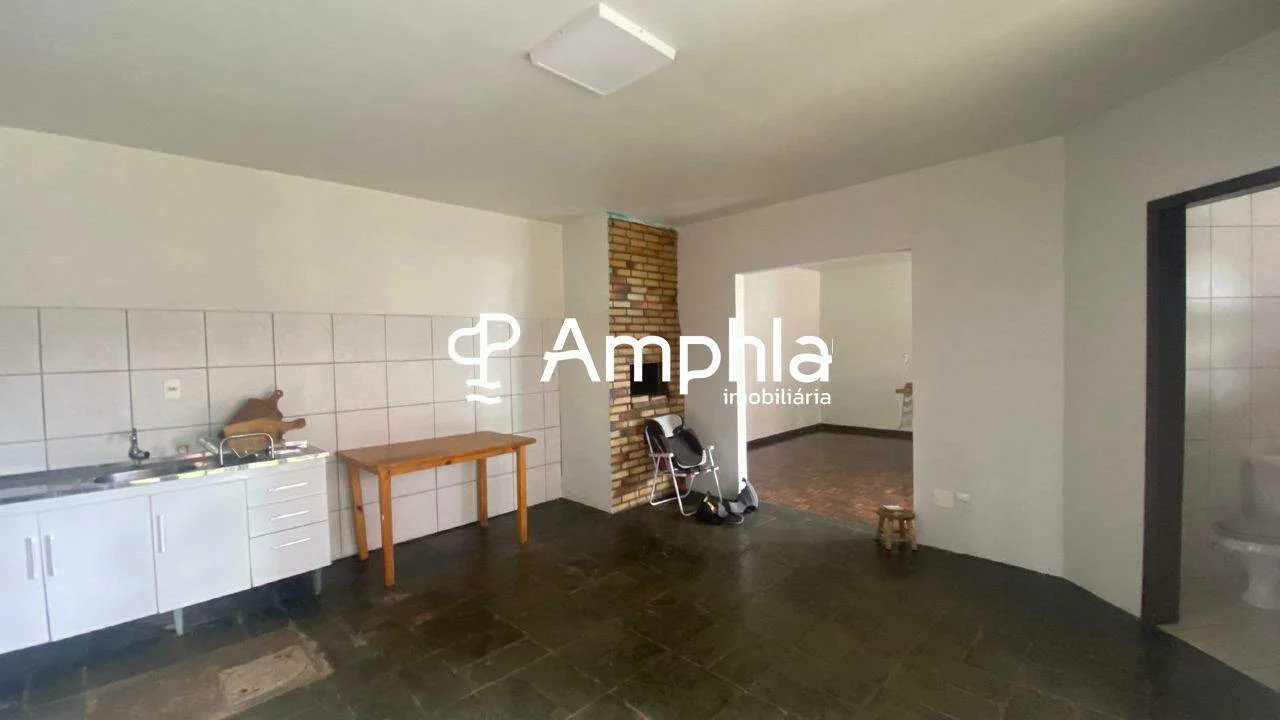 SOBRADO TRIPLEX, LOCALIZADO NA VILA INDUSTRIAL.