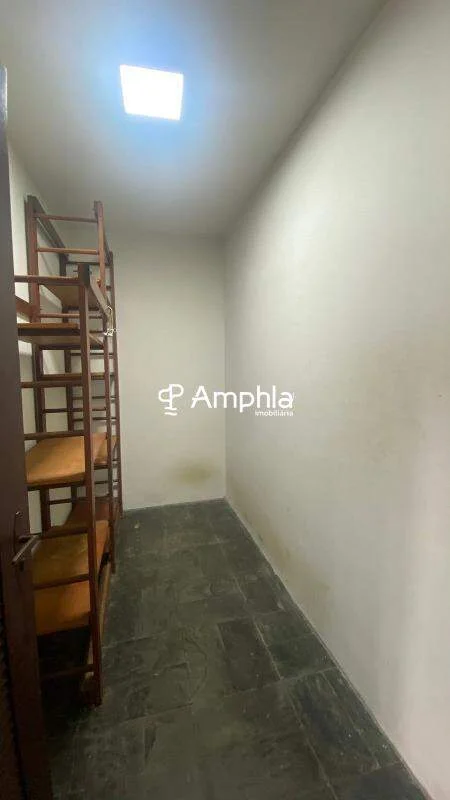 SOBRADO TRIPLEX, LOCALIZADO NA VILA INDUSTRIAL.