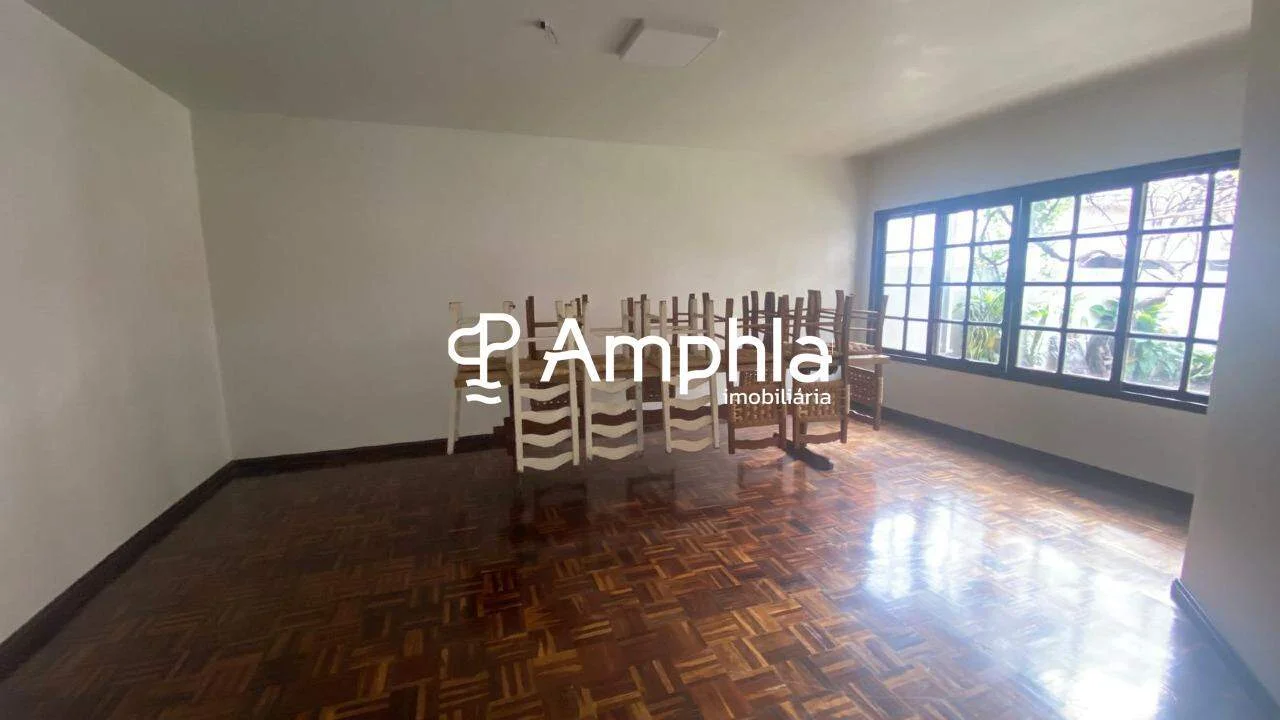 SOBRADO TRIPLEX, LOCALIZADO NA VILA INDUSTRIAL.