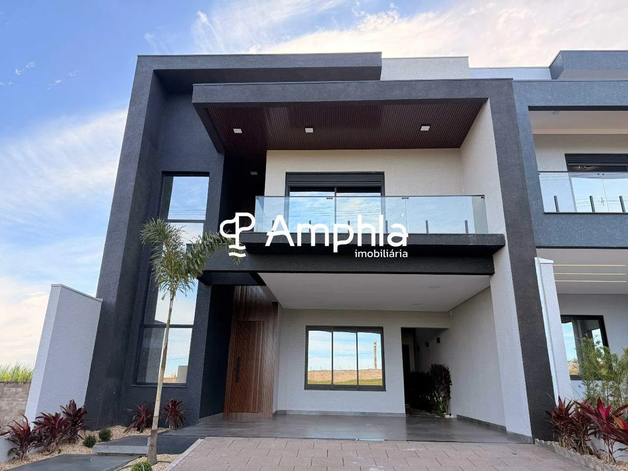 Sobrado com 1 suíte e 2 dormitórios, 220 m² - Condomínio Fechado, Cascavel/PR