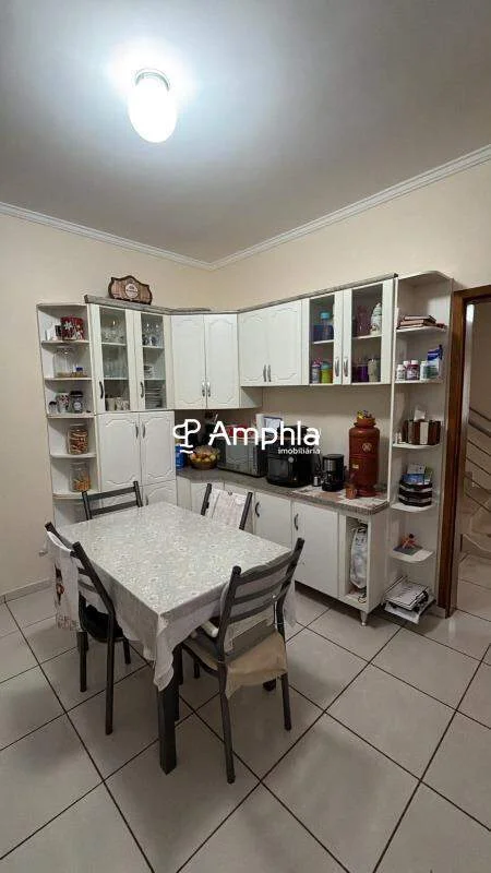 Sobrado com ótima localização no Jardim Porto Alegre!