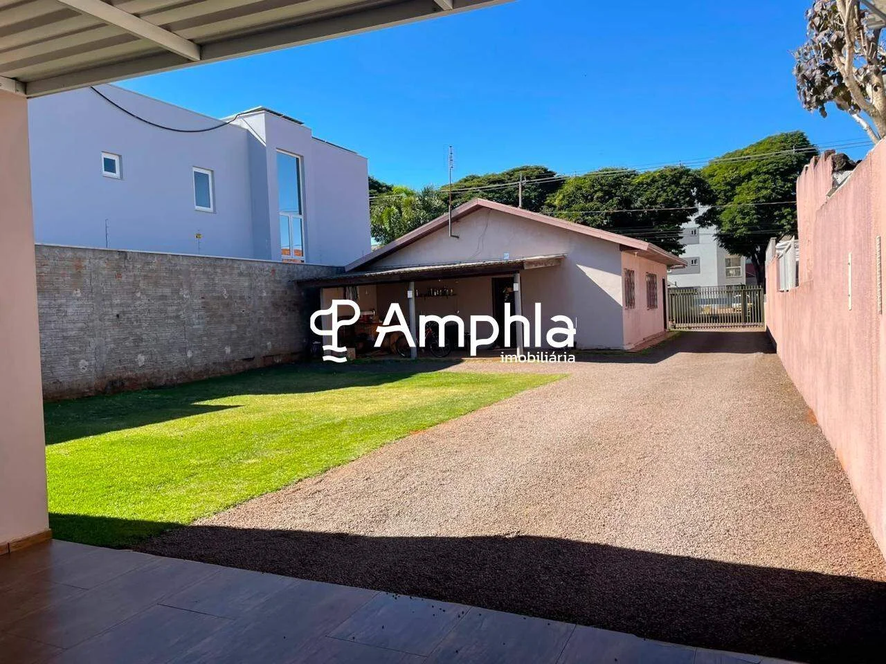 Excelente Imóvel com Duas Casas – Espaço e Rentabilidade