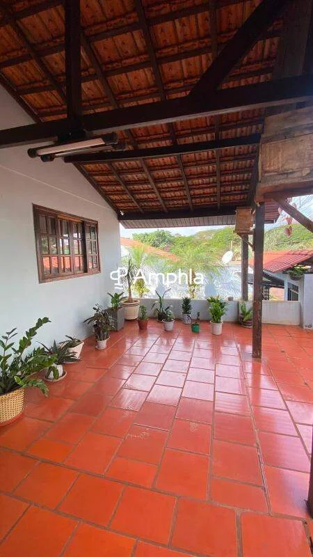 Casa Ampla com Piscina e Área de Festas