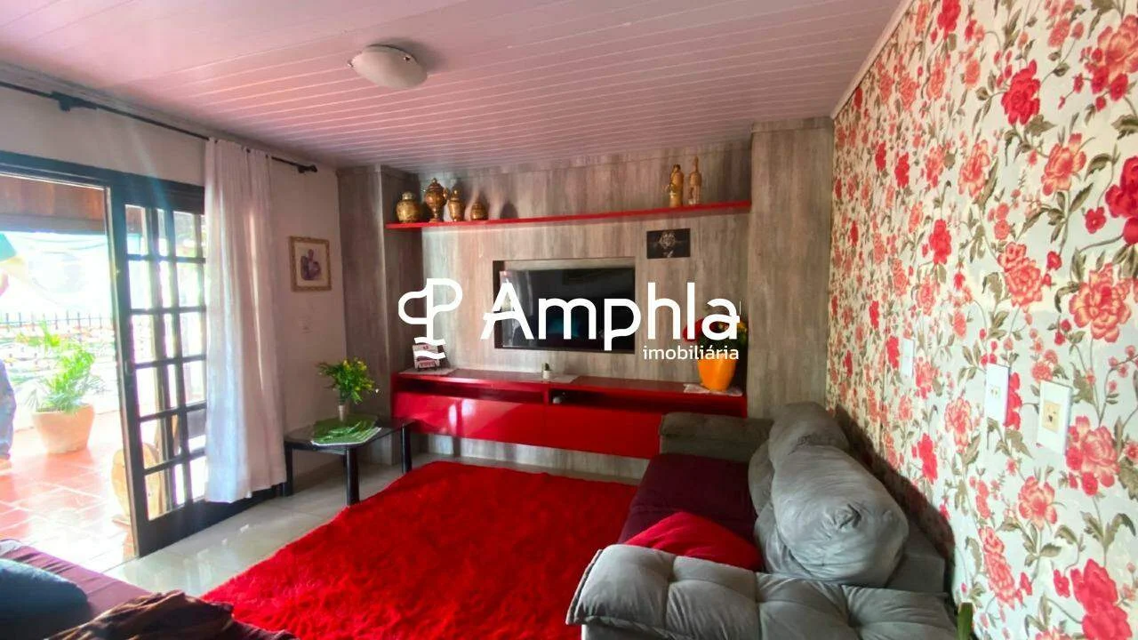 Casa Ampla com Piscina e Área de Festas