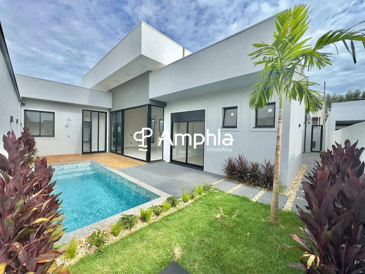 Casa de Alto Padrão com Piscina no Recanto Tropical III