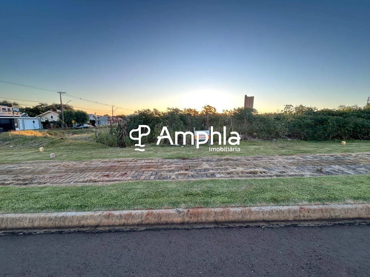 Lote com excelente tamanho e localização privilegiada à venda no bairro Ana Paula