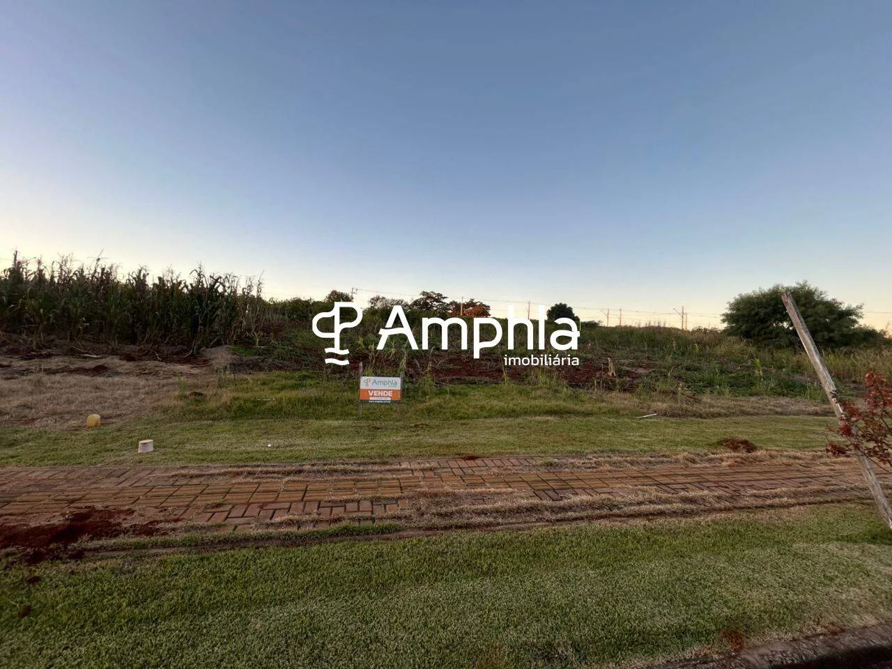 Lote com excelente tamanho e localização privilegiada à venda no bairro Ana Paula