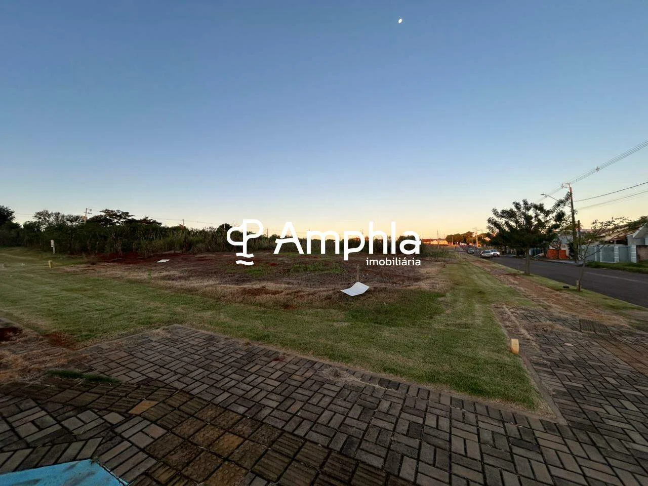Lote com excelente tamanho e localização privilegiada à venda no bairro Ana Paula