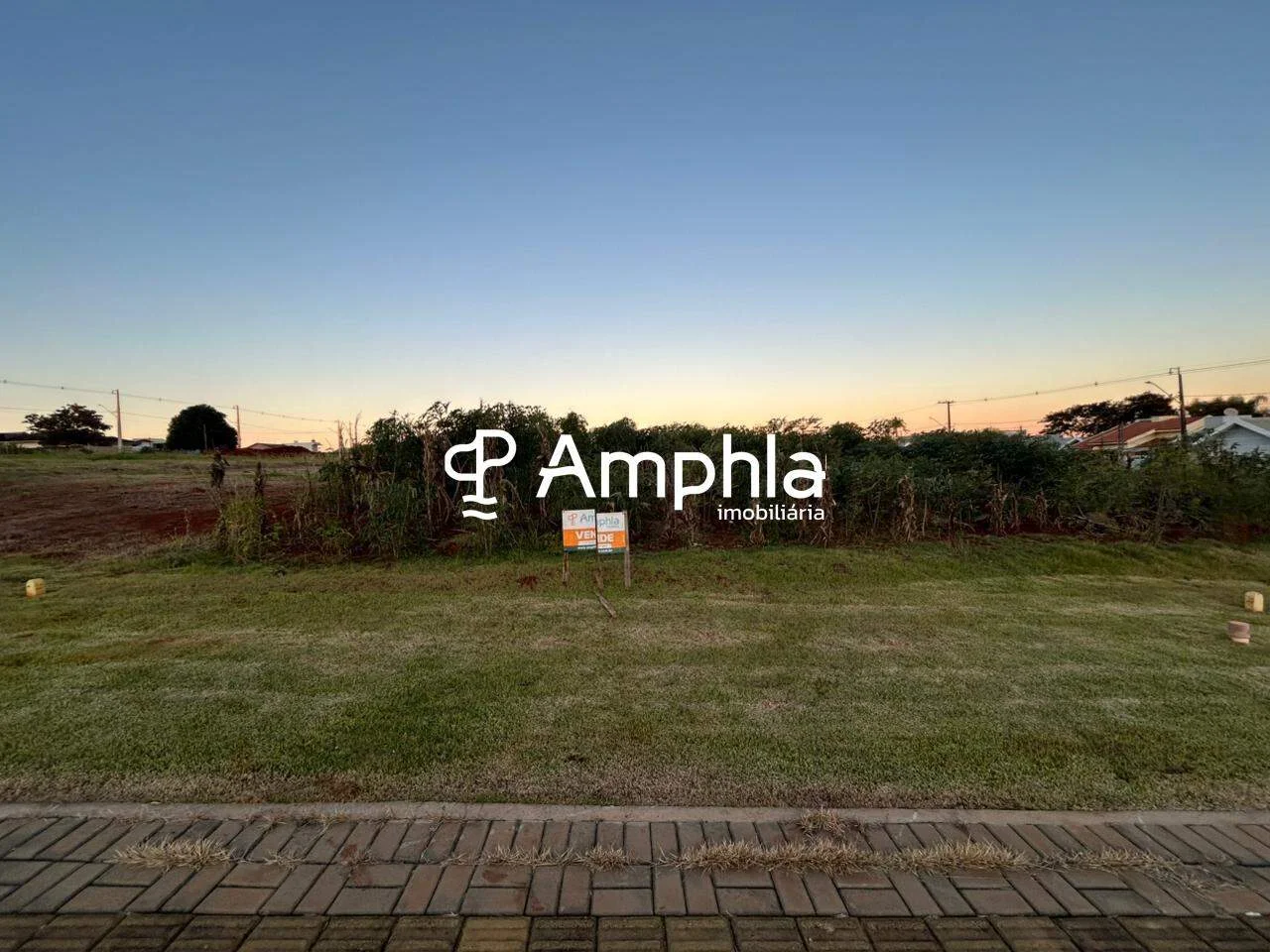 Lote com excelente tamanho e localização privilegiada à venda no bairro Ana Paula