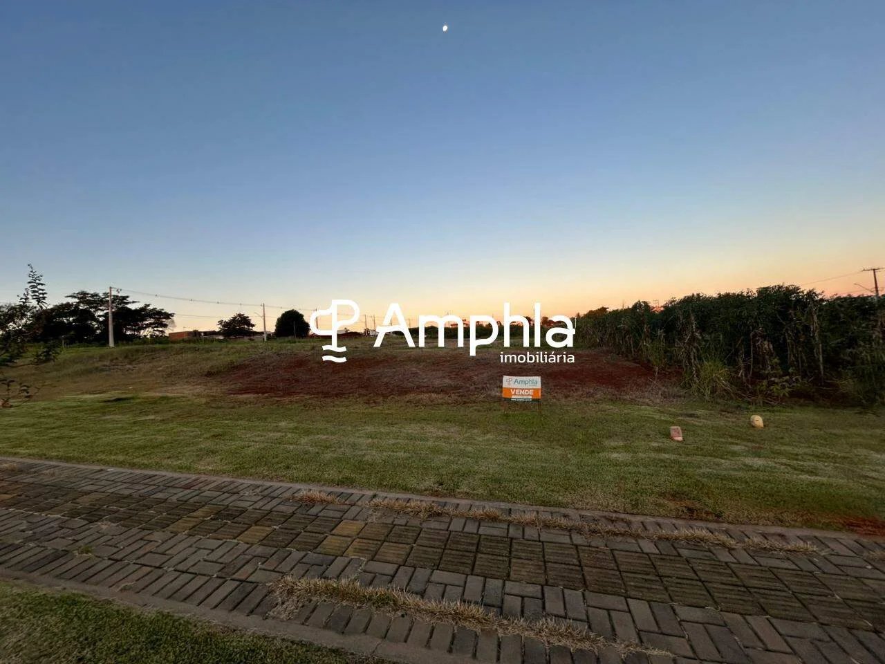 Lote com excelente tamanho e localização privilegiada à venda no bairro Ana Paula