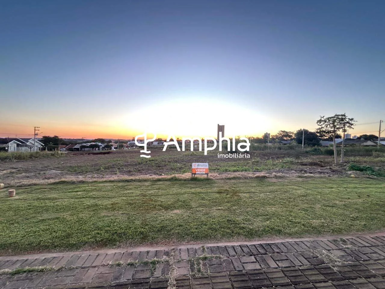 Lote com excelente tamanho e localização privilegiada à venda no bairro Ana Paula