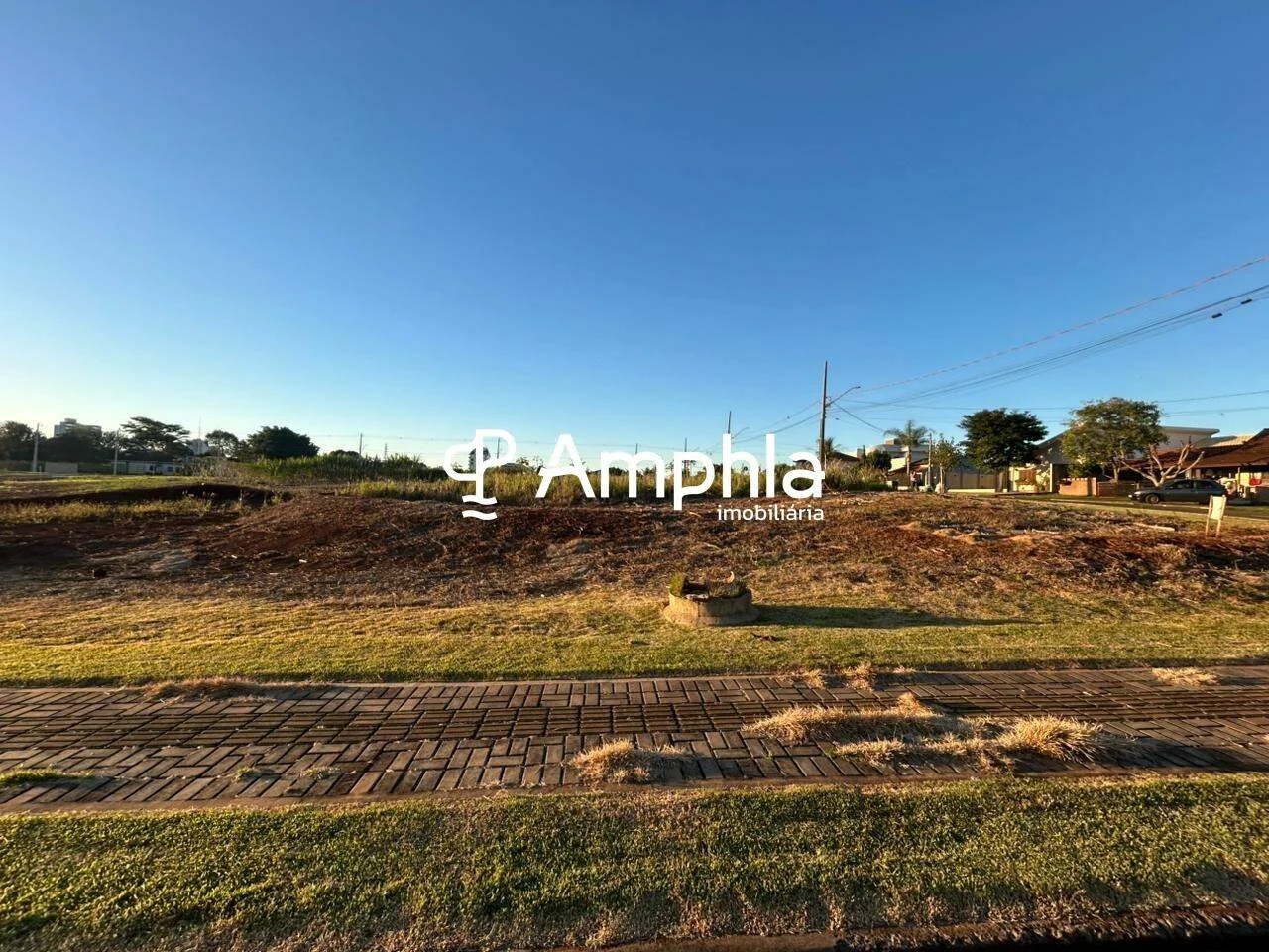 Lote com excelente tamanho e localização privilegiada à venda no bairro Ana Paula