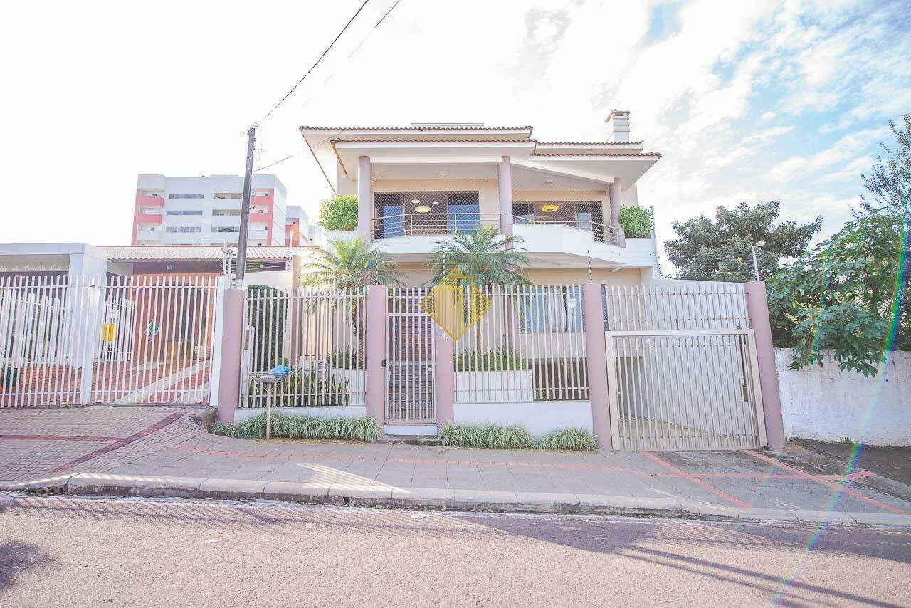 Sobrado no Centro 3 suites 4 vagas de garagem piscina espaco gourmet