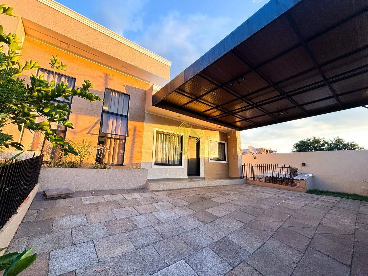 Casa ampla com excelente espaço de lazer, com 500m² de terreno: