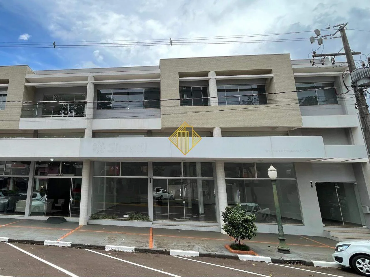 SALA COMERCIAL NO 2° PISO COM 560m² NO CENTRO DE TOLEDO - PARANÁ