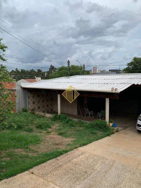 Casa antiga com um bom terreno. Próximo a FAG