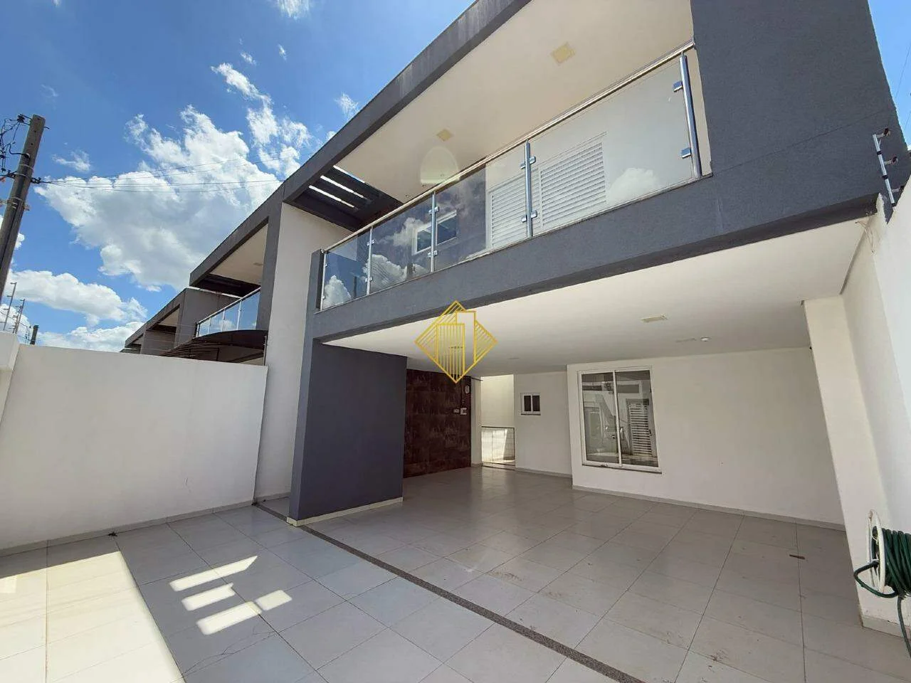 Sobrado à venda, 1 suíte e 2 Quartos, 2 vagas, bairro Tocantins - Toledo/PR