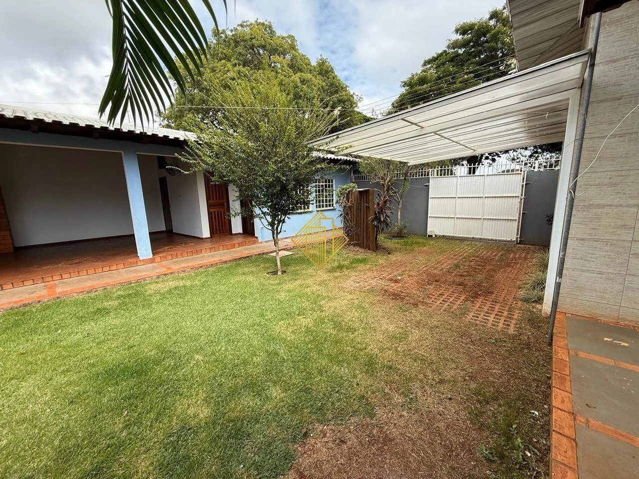 LINDA CASA NA INDUSTRIAL COM 01 SUÍTE + 02 QUARTOS E EDÍCULA EM TOLEDO - PARANÁ