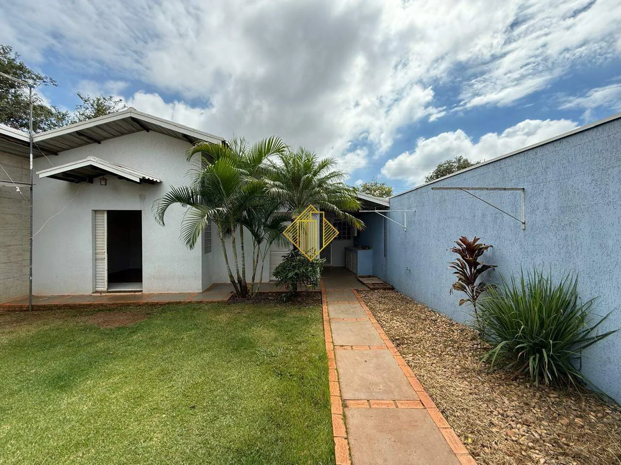LINDA CASA NA INDUSTRIAL COM 01 SUÍTE + 02 QUARTOS E EDÍCULA EM TOLEDO - PARANÁ