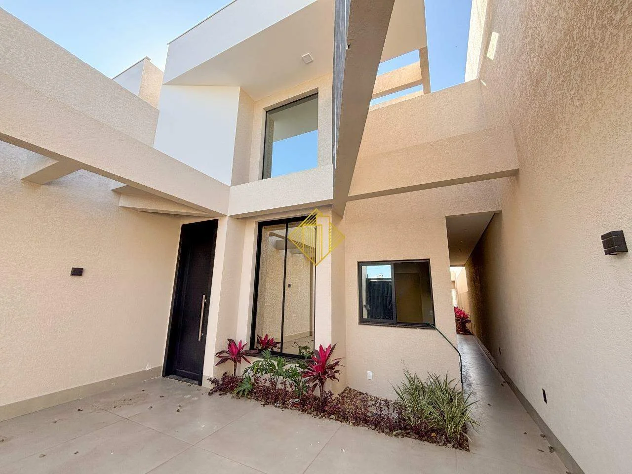 ** CASA COM EDÍCULA E PISCINA A VENDA NO JARDIM GISELA - TOLEDO/PR **