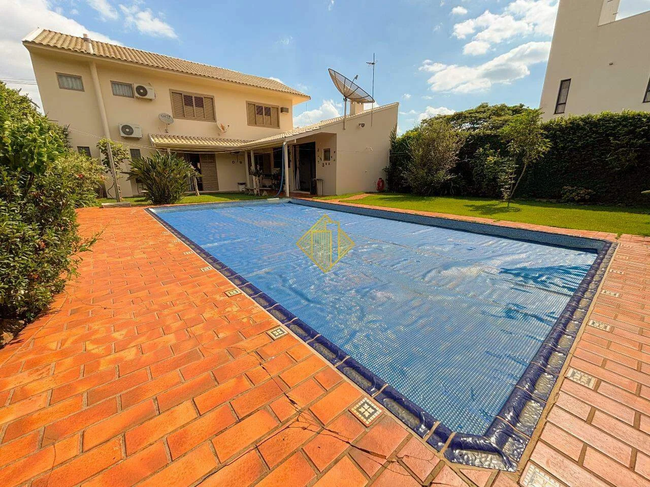 Sobrado com piscina e ampla sobra de terreno no Jardim Porto Alegre.