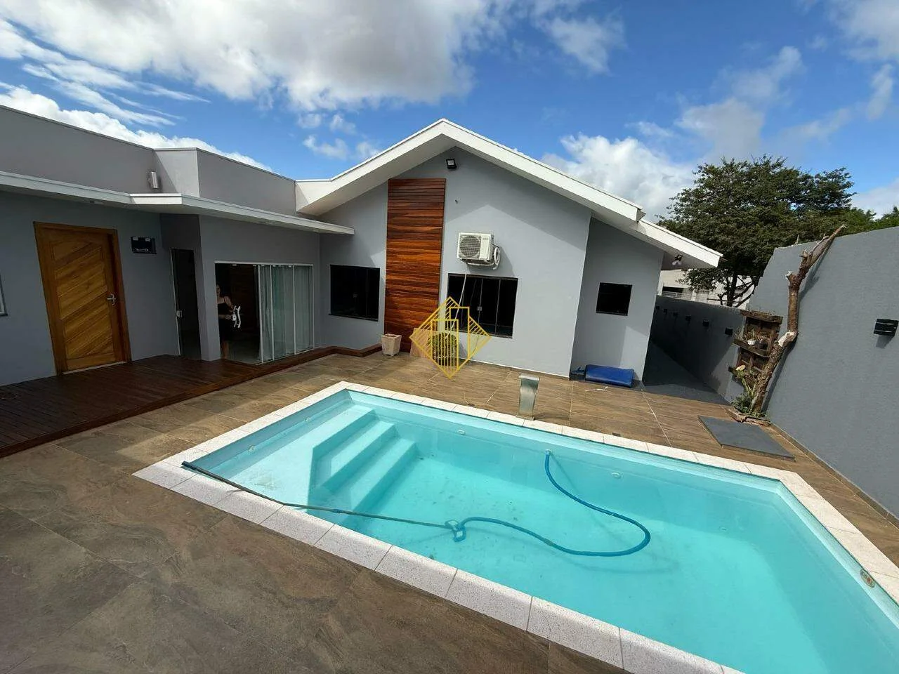 LINDA CASA PANCERA COM PISCINA EM TOLEDO-PARANÁ
