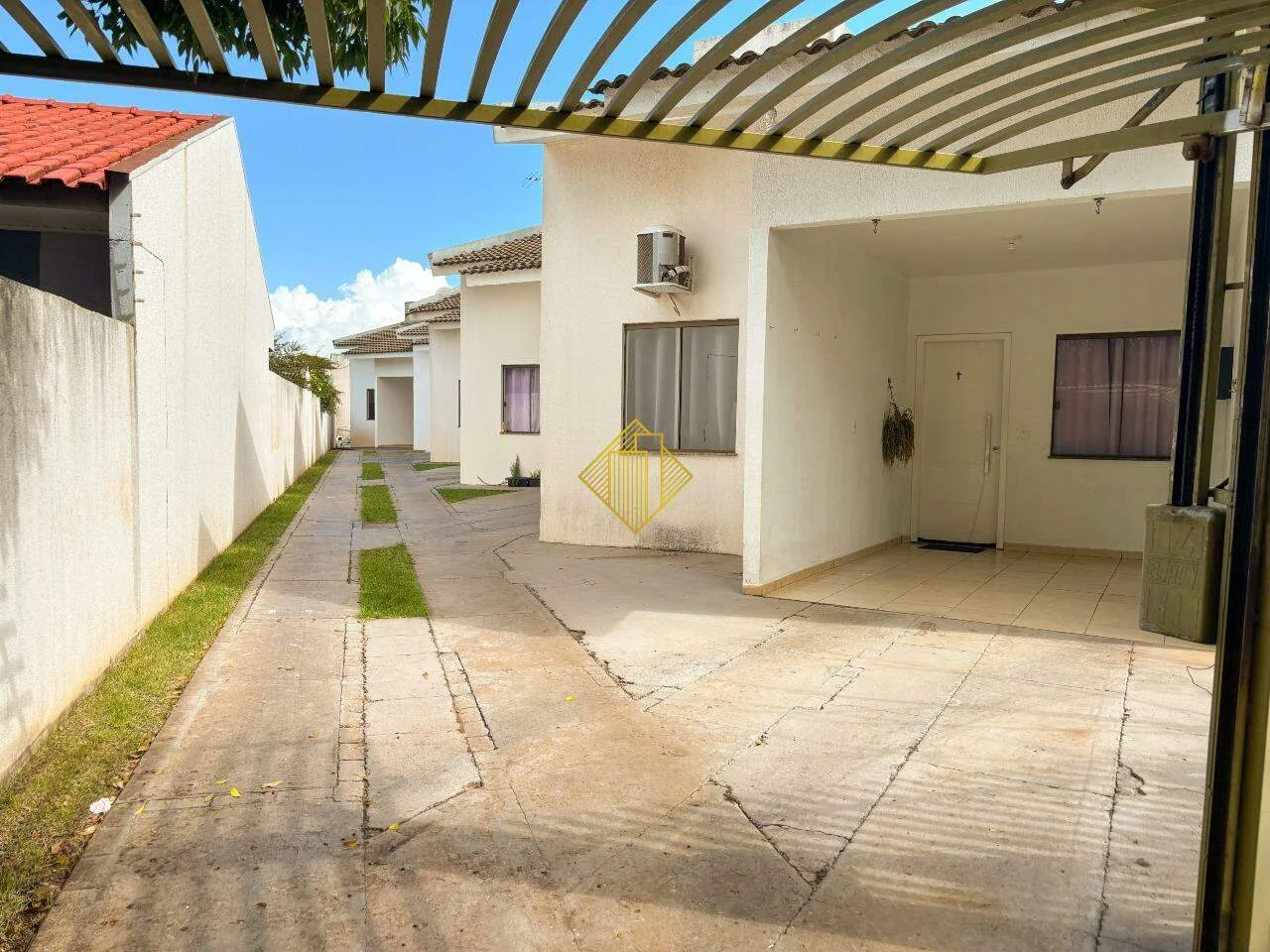 Casa com 2 quartos em condomínio próximo a FAG