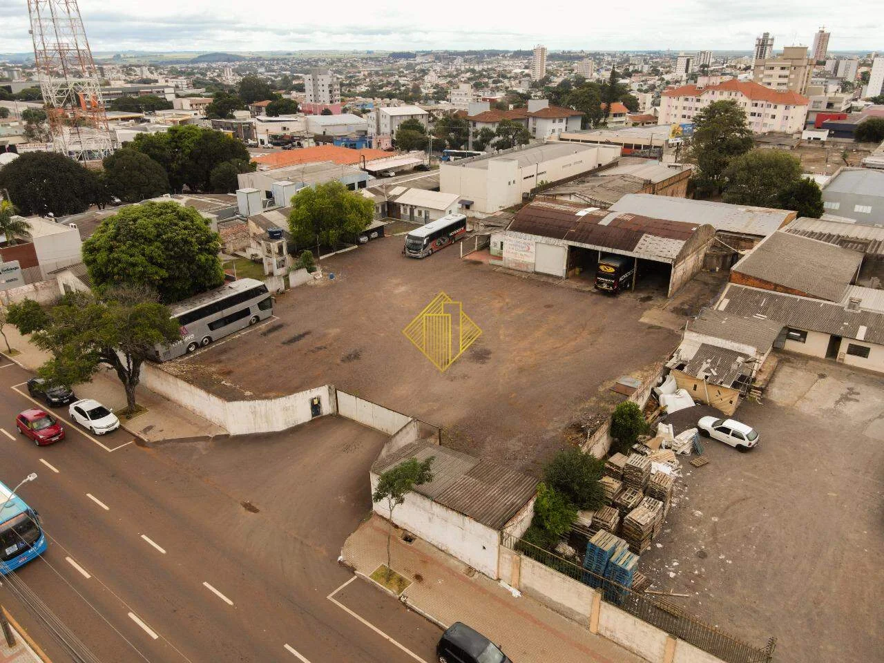 Terreno com aptidão Comercial e Residencial.