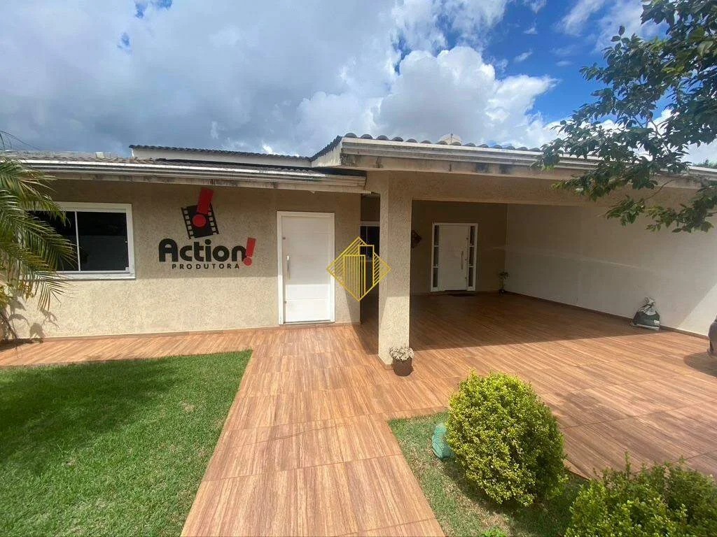 Vende-se casa térrea no Maria Luiza com sobra de terreno e piscina aquecida