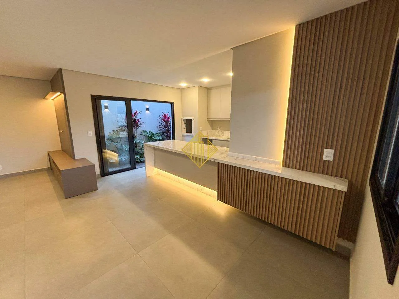Incrível sobrado semi mobiliado em localização dos sonhos!