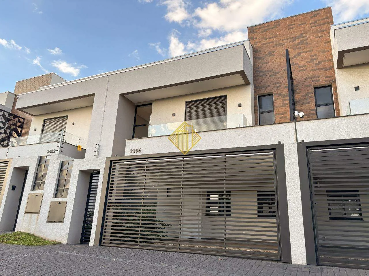 Incrível sobrado semi mobiliado em localização dos sonhos!