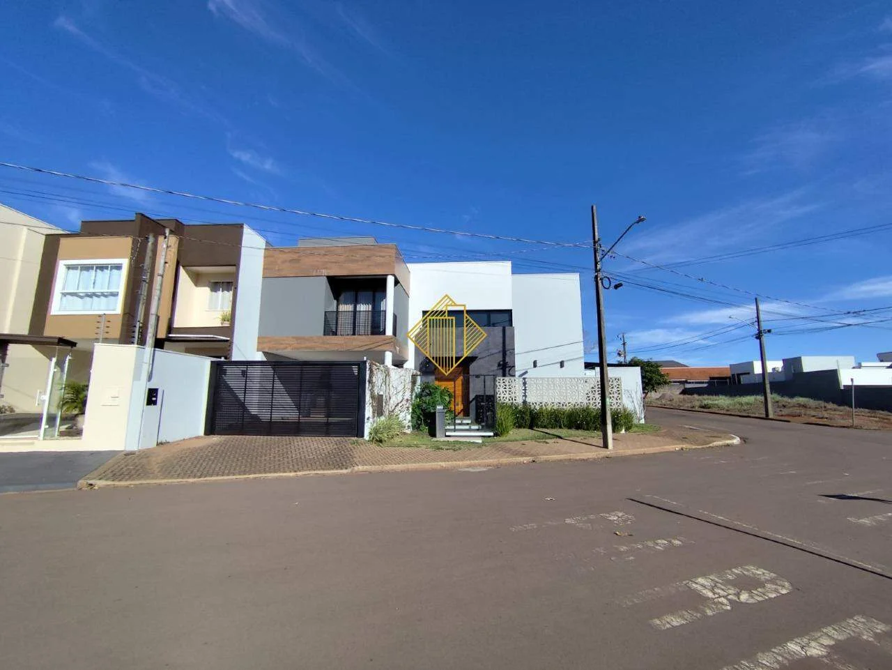 ACONCHEGANTE SOBRADO A VENDA PRÓXIMO LAGO NORTE, -VILA INDUSTRIAL -TOLEDO PR