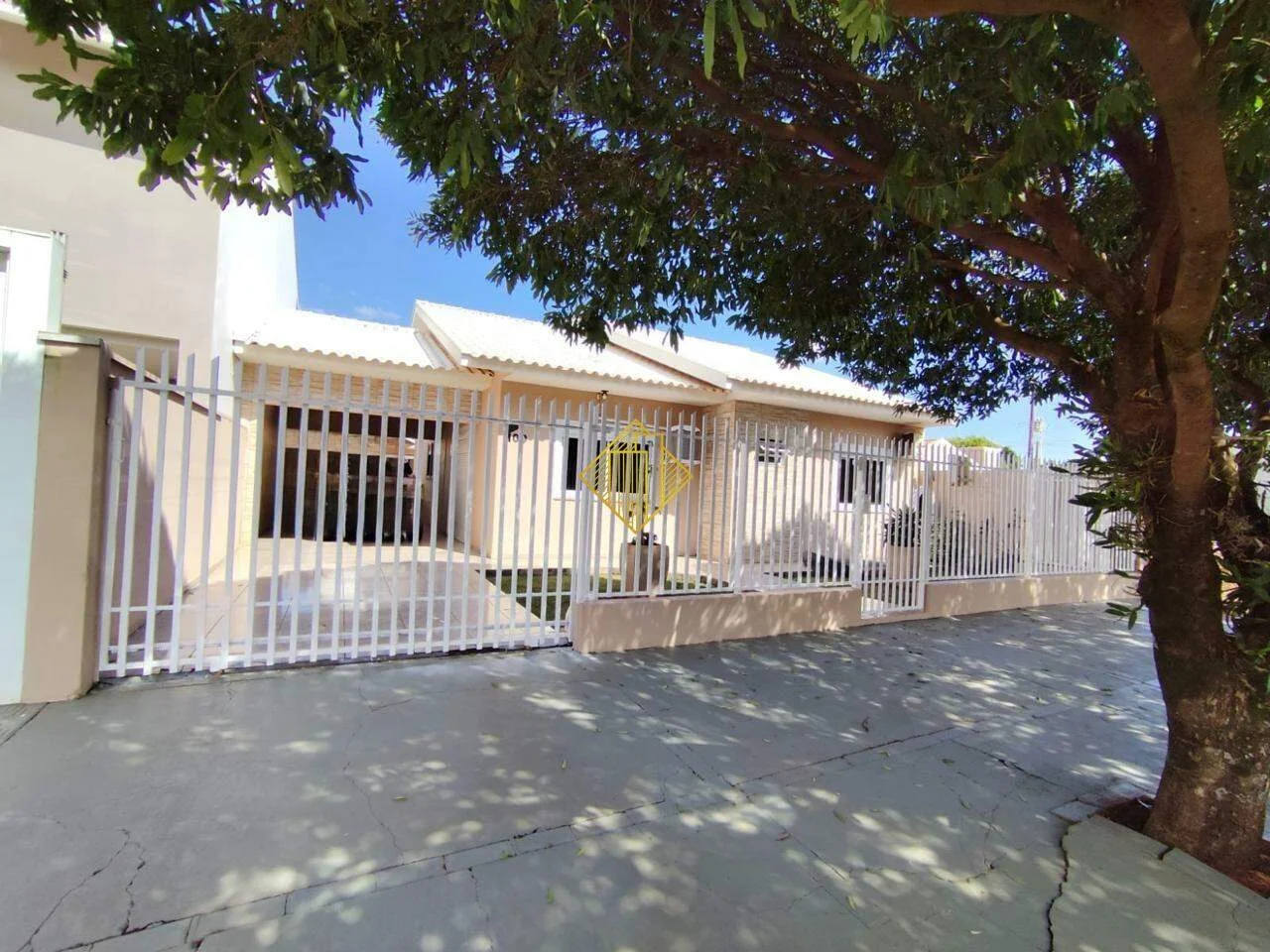 CASA COM PISCINA, 1 SUÍTE E DOIS QUARTOS PARA VENDA NO JARDIM GISELA EM TOLEDO - PARANÁ