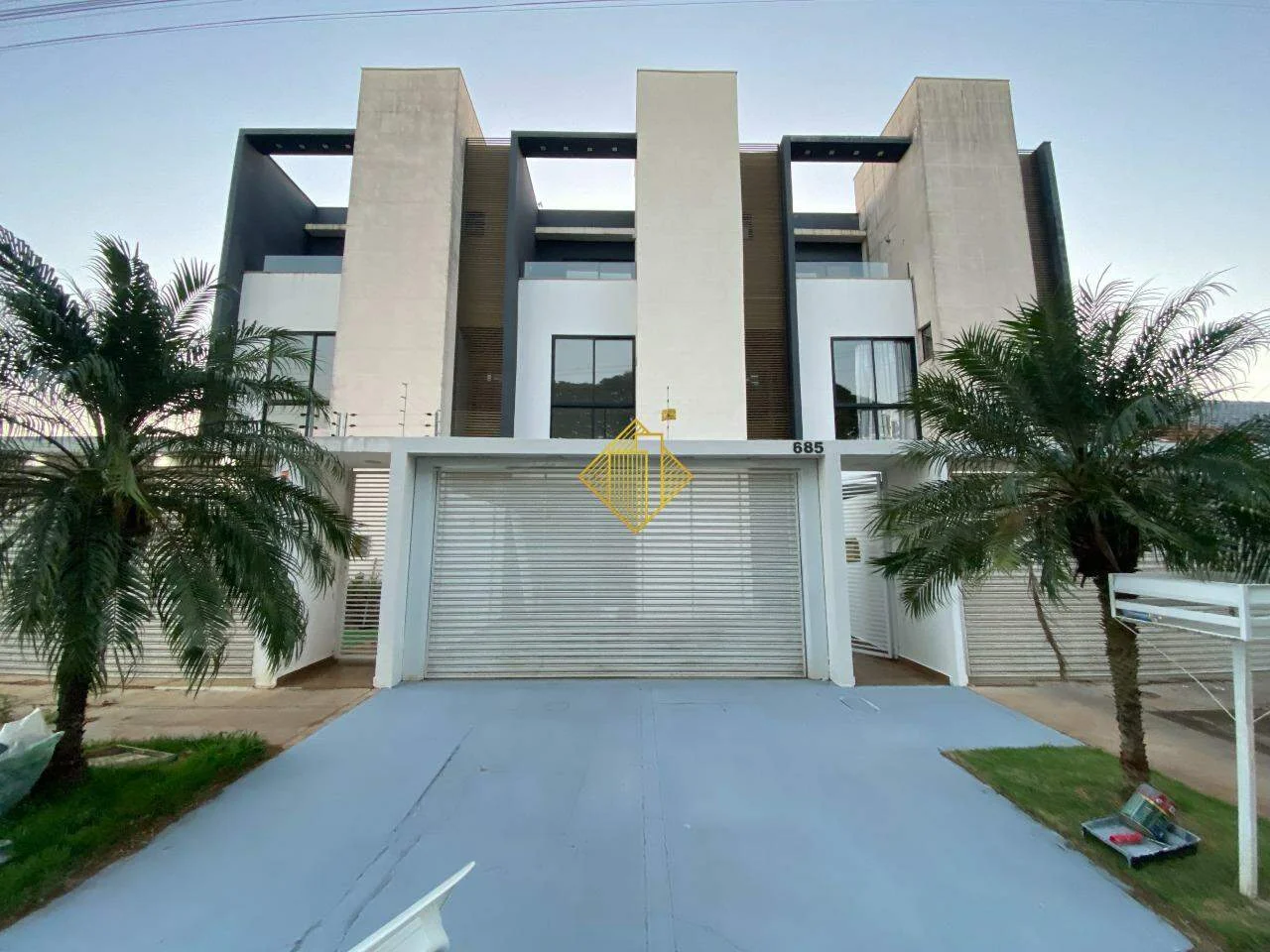 ** SOBRADO COM 02 SUÍTES, SEMI MOBILIADO, 02 VAGAS DE GARAGEM, NO JARDIM GISELA - TOLEDO/ PR **