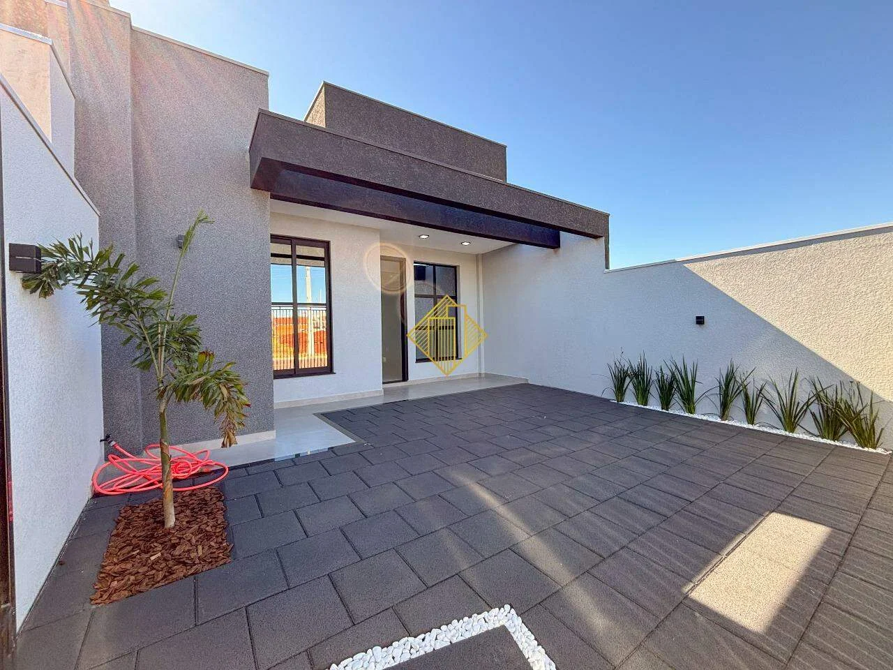 Casa com Suíte + 2 quartos na Região Oeste