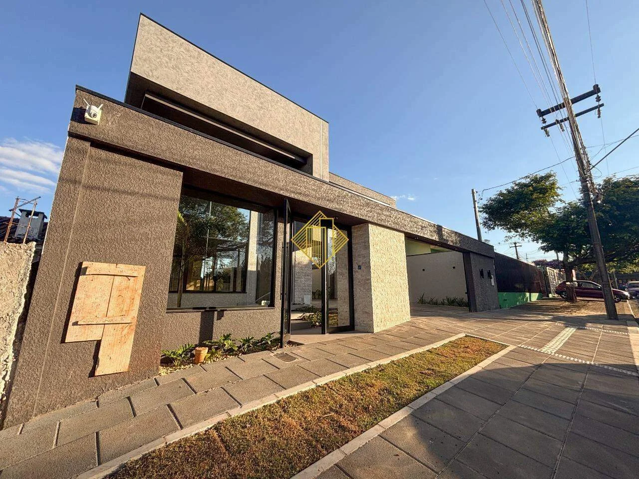 Casa térrea nova com 5 suítes no São Cristóvão
