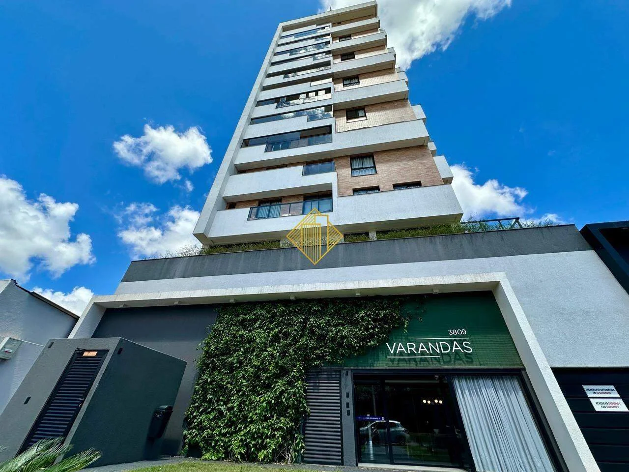 APARTAMENTO COM SUÍTE + 2 QUARTOS - SACADA COM CHURRASQUEIRA E 2 VAGAS DE GARAGEM