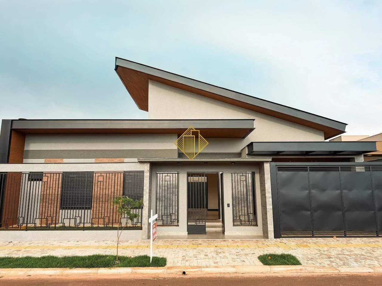 CASA MODERNA,COM PISCINA A VENDA EXCELENTE LOCALIZAÇÃO JD GISELA EM TOLEDO -PR