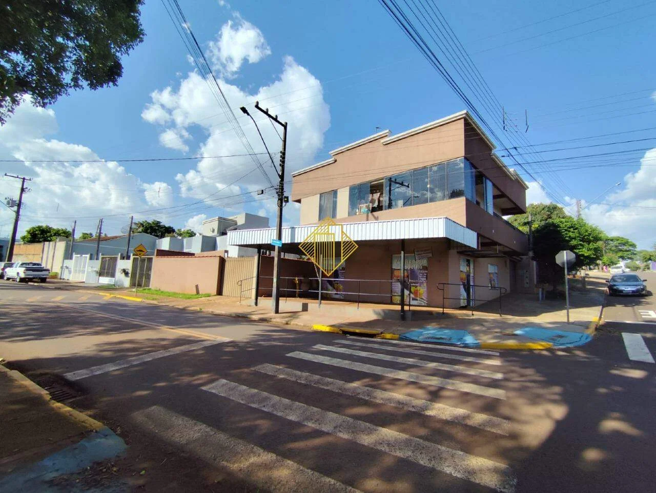 SOBRADO A VENDA COM PISCINA E SALA COMERCIAL, EXCELENTE LOCALIZAÇÃO
