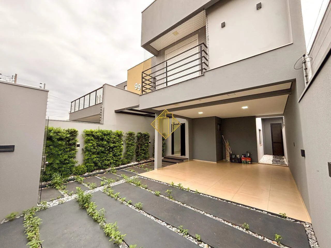 **Sobrado semi mobiliado, 1 suíte com closet e banheiro e 2 quartos, 2 vagas, Vila Industrial - Toledo/PR**