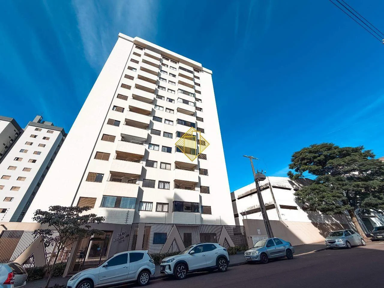 Apartamento no centro de Cascavel, com 1 suíte + 2 quartos.