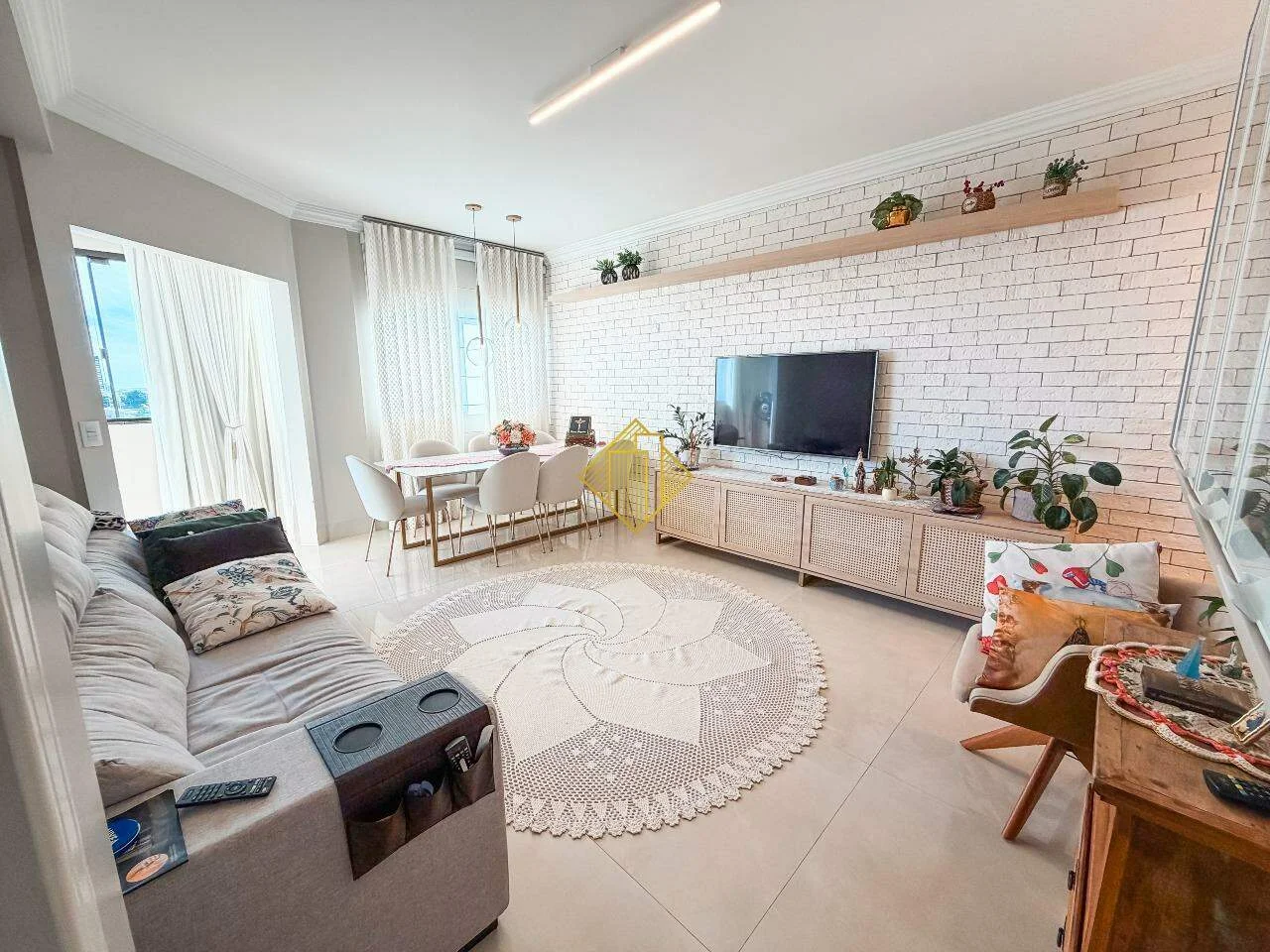 Apartamento no centro de Cascavel, com 1 suíte + 2 quartos.