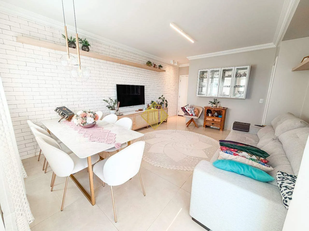 Apartamento no centro de Cascavel, com 1 suíte + 2 quartos.