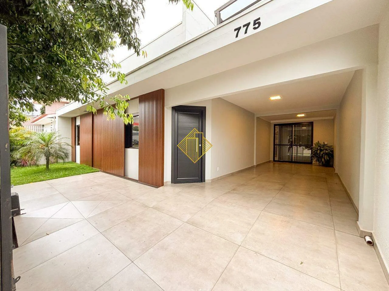 CASA COM 4 DORMITÓRIOS