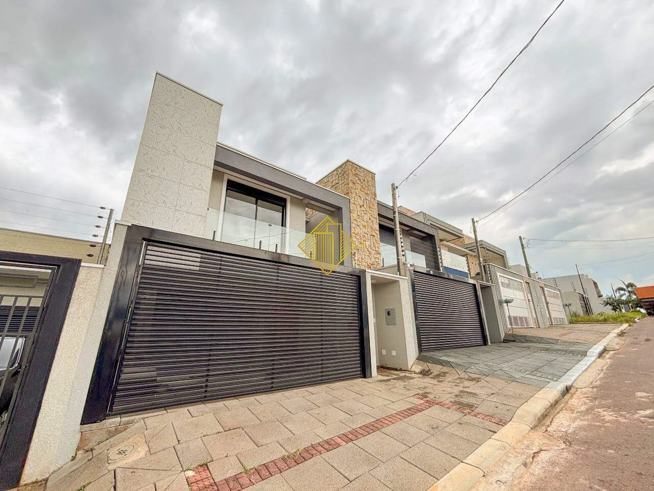 Sobrado à venda, 3 quartos, 3 suítes, 2 vagas, Recanto Tropical - Cascavel/PR
