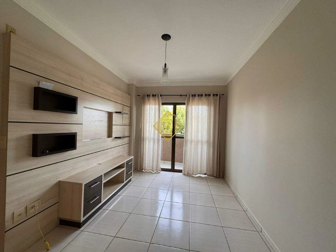 APARTAMENTO SEMIMOBILIADO NA VILA BECKER EM TOLEDO - PARANÁ