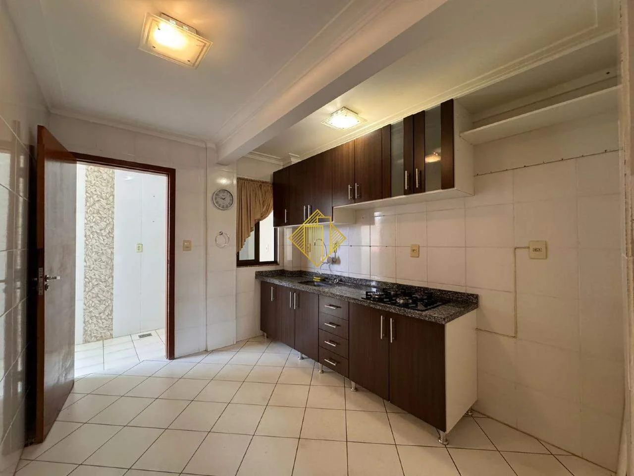 APARTAMENTO SEMIMOBILIADO NA VILA BECKER EM TOLEDO - PARANÁ