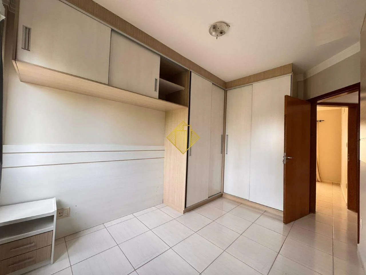 APARTAMENTO SEMIMOBILIADO NA VILA BECKER EM TOLEDO - PARANÁ